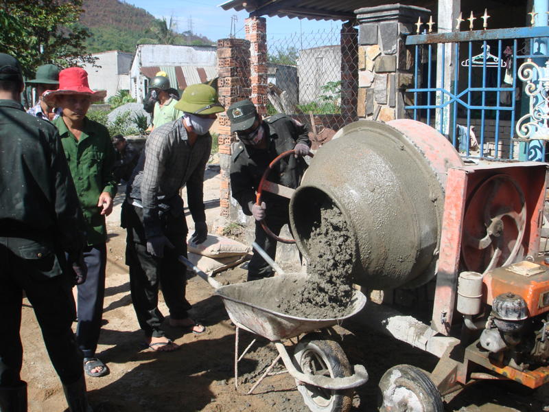 Nên trộn bê tông bằng má hay thủ công